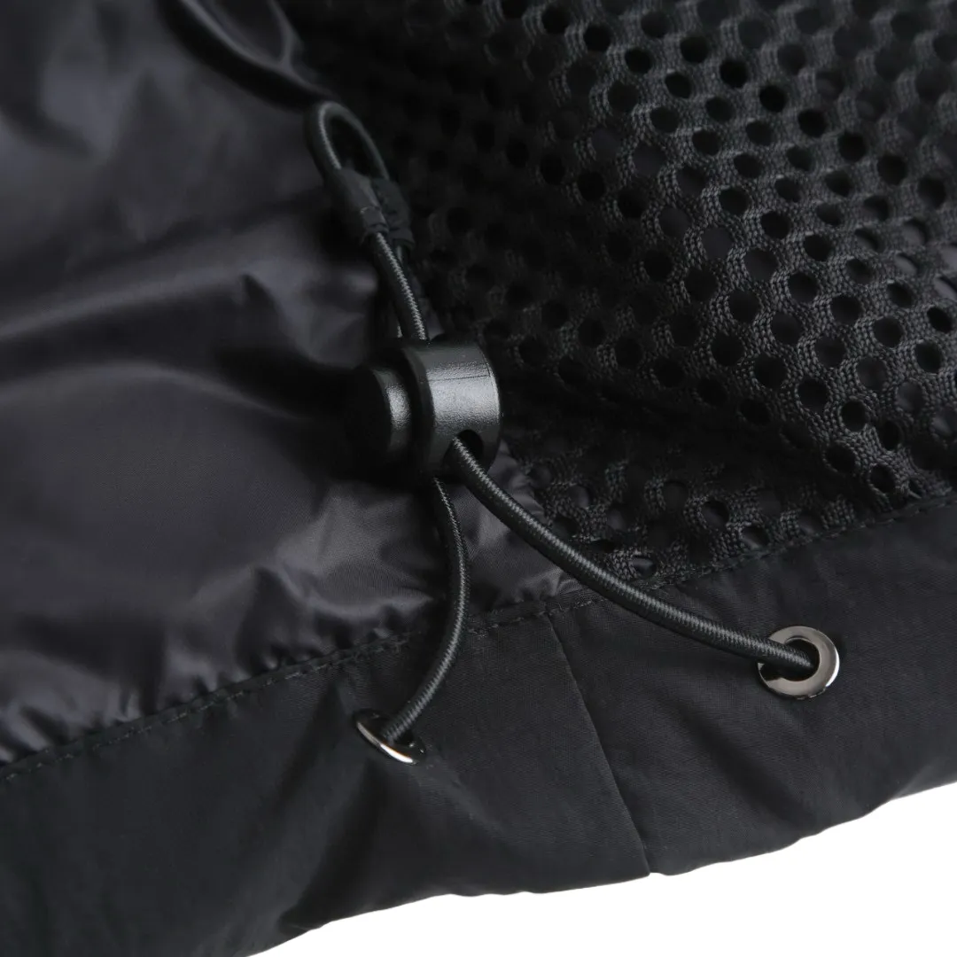 P1010 [Exclusive supply] Canada Goose Black Label Badge Hooded Down Jacket (Black) The high-quality filling is made of 90 national standard high-quality white duck down, selected high-loft velvet, weighing 240g, light and warm, with excellent temperature locking performance and good resilience. The fabric is woven with 400T high-count yarn. After special water-repellent treatment, the surface forms a lotus leaf effect - raindrops will slide down like beads, and snow particles will fall off when touched. The tear resistance reaches 200N (approximately 20kg load-bearing), the light gray matte texture breaks the stereotype of "outdoor clothing = hardcore", and the soft luster presents a high-end matte effect under urban neon lights, seamlessly switching scenes from ski resorts to CBD office buildings. The ribbon is woven with polyester as the base, and the brand letters are decorated on the ribbon through high-precision computer embroidery. The edges of the pattern are clear, the stitches are fine and even, and multiple layers of embroidery thread are stacked to enhance the three-dimensional effect. Precision thread reinforcement prevents linting and ensures the fluffy and resilient elasticity lasts as new. The embedded cuffs are three-dimensionally woven to form a "wavy" elastic structure, which forms natural folds when fitting the wrist, increasing the contact area with the skin, thus improving the windproof effect. At the same time, micro-velvet treatment is added to the inside of the cuffs, which feels like a second layer of skin and avoids friction on the skin from metal zippers or hard fabrics. Size:S-M-L-XL